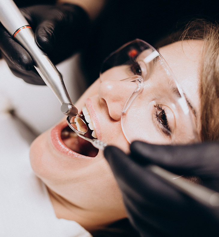 Invisalign (Telsiz Diş Düzeltme) Tedavisi Kimlere Uygulanabilir?